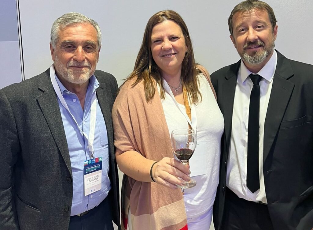 Mario Gonzalez, Presidente de Coviar, Nora Cingolani, responsable de los Caminos del Vino de Córdob y José Zuccardi, Vicepresidente de Coviar